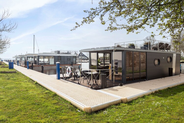 Houseboat met tuin