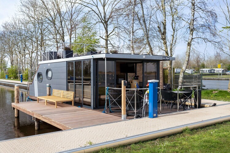 Houseboat met tuin