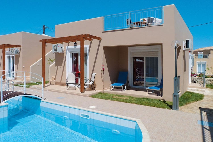 Villa complex, built in 2011, in the style typical of the country, in the immediate vicinity of the wonderful sand/pebble beach. Enjoy the tranquility and the view of the azure blue sea and the mountains, surrounded by picturesque olive groves and vineyards. Eight communal outdoor pools or a dip in Kissamos Bay provide refreshment. If you want to cool off afterwards, you can do so directly on the beach under shady umbrellas in the hotel lounge bar. Cleaning 1x a week after consultation with the reception.
Details: Consumption-based energy costs, bed linen, towels, final cleaning, WiFi welcome pack
Not suitable for people with reduced mobility