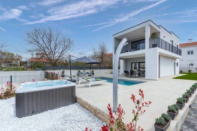 Villa Lucia with yescuzzi and private pool