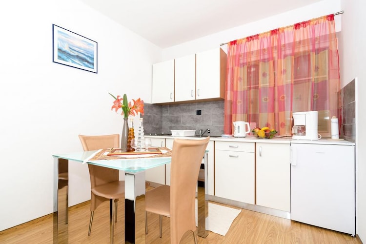 Apartment Dea - One-Bedroom Apartment with Terrace