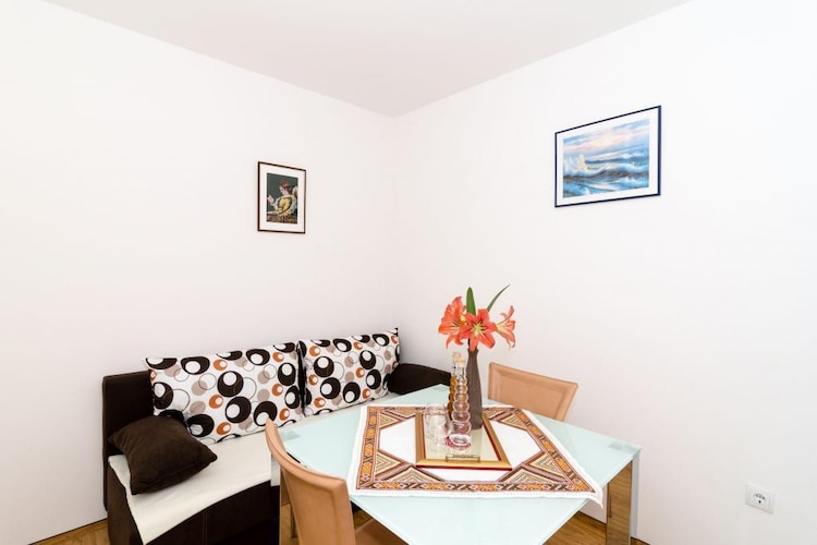 Apartment Dea - One-Bedroom Apartment with Terrace-Eetkamer