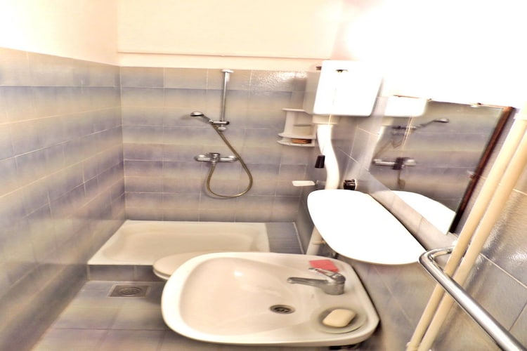 Apartments Majkovica- Twin Room with Private External Bathroom- (A)-Bathroom