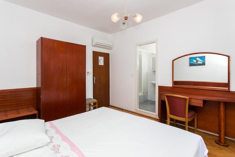 Guest House Zec -  Double or Twin Room with Balcony-Slaapkamer