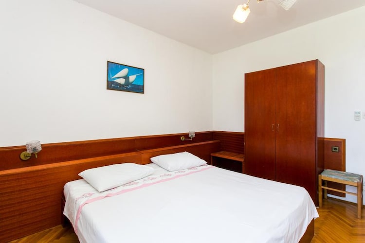Guest House Zec -  Double or Twin Room with Balcony-Slaapkamer