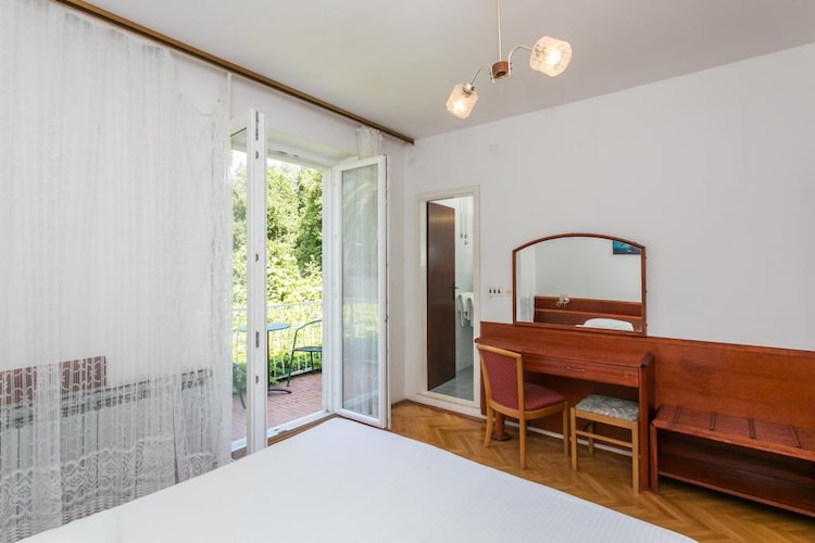 Guest House Zec -  Double or Twin Room with Balcony-Slaapkamer