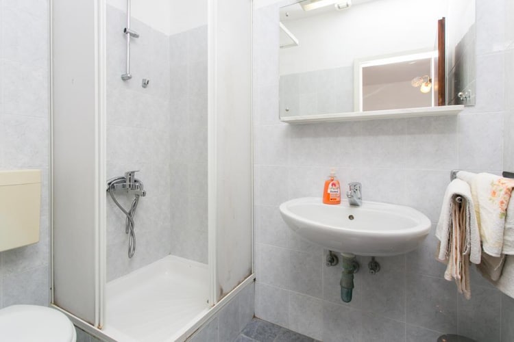 Guest House Zec -  Double or Twin Room with Balcony-Badkamer