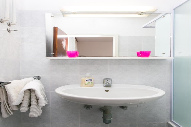 Guest House Zec -  Double or Twin Room with Balcony and Sea View-2-Badkamer