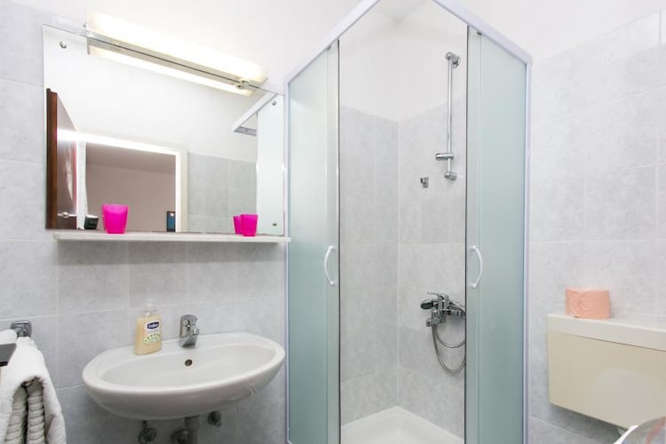 Guest House Zec -  Double or Twin Room with Balcony and Sea View-2-Badkamer