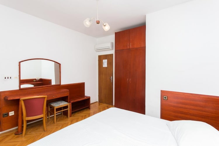 Guest House Zec -  Double or Twin Room with Balcony and Sea View-2-Slaapkamer