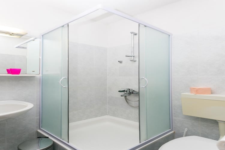 Guest House Zec -  Double or Twin Room with Balcony and Sea View-2-Badkamer