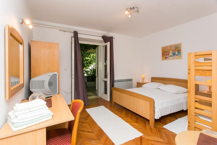 Guest House Zec - Studio with Balcony(3 adults)-Slaapkamer