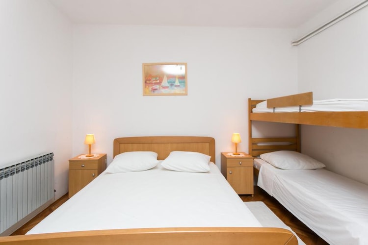 Guest House Zec - Studio with Balcony(3 adults)-Slaapkamer