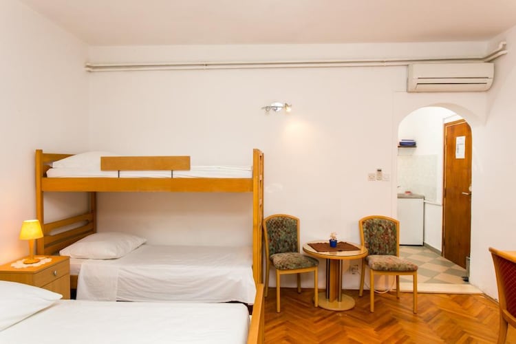 Guest House Zec - Studio with Balcony(3 adults)-Slaapkamer