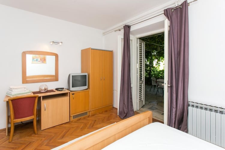 Guest House Zec - Studio with Balcony(3 adults)-Slaapkamer
