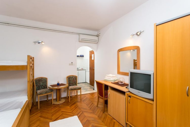 Guest House Zec - Studio with Balcony(3 adults)-Slaapkamer