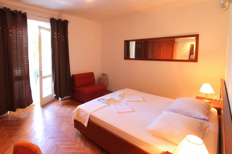 Guest House Zec - Studio with Balcony (2 Adults)-Slaapkamer