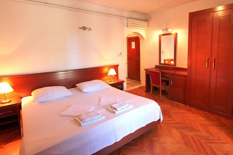 Guest House Zec - Studio with Balcony (2 Adults)-Slaapkamer