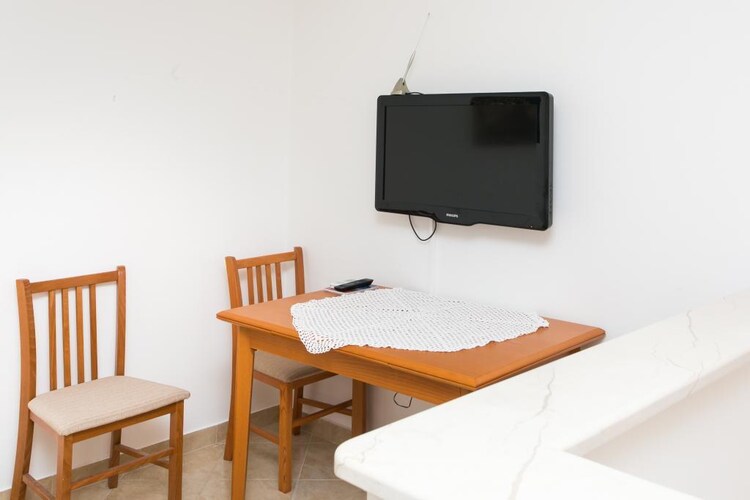 Guest House Luce is located in Dubrovnik Gornji Kono and offers 3 self catering accommodation units. Free private parking is available, but reservation is needed. Luggage storage is available before check in and after check out. Free WiFi and air conditioning are provided.
This studio apartment features free WiFi, air-conditioning and TV, as well as kitchenette fitted with refrigerator, stove top, water kettle, and toaster. It will also provide guests with furnished private terrace overlooking garden. Private bathroom comes with shower and hair-dryer.
Free private parking is available, but reservation is needed.
Restaurants, cafe bars, and grocery stores are all located less than 400 meters away from the accommodation. The central part of Dubrovnik where all the shops, bakeries, and banks are located is 1 km from the accommodation. Guest House Luce is just 950 meters away from Bellevue Beach.
Various daily trips can be arranged on site with Dubrovnik Port is just 1.8 km away, and Dubrovnik Central Bus Station 2 km from Guest House Luce. Dubrovnik Airport is at a distance of 20 km and shuttle service can be organised upon request and at a surcharge.