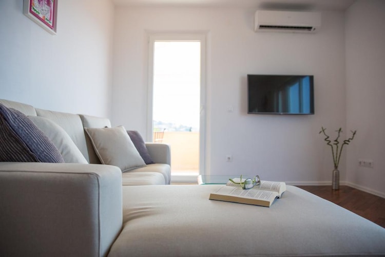 Apartments Nina - Two-Bedroom Apartment with Balcony and Sea View (Orašac)-Woonkamer