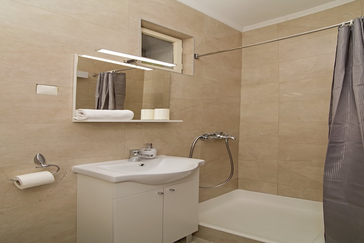 Apartments Isabora - Two-Bedroom Apartment with Terrace and Partial Sea View (Nea)-Badkamer