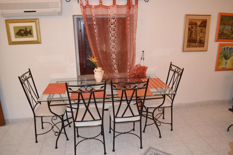 Apartments Villa Nada Sutivan- Two Bedroom Apartment With Balcony (B)-Eetkamer