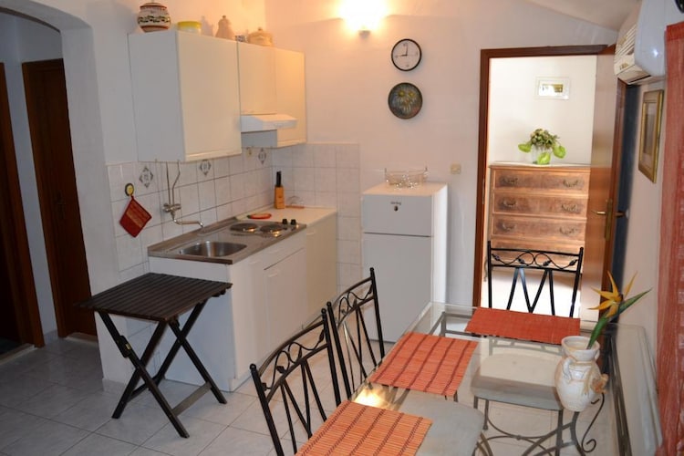 Apartments Villa Nada Sutivan- Two Bedroom Apartment With Balcony (B)-Keuken