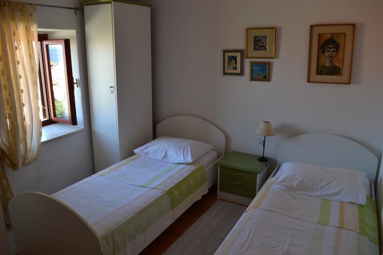 Apartments Villa Nada Sutivan- Two Bedroom Apartment With Balcony (B)-Slaapkamer