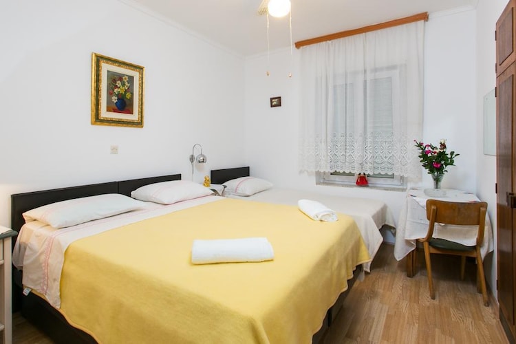 Apartmá Guest House Kusalo-  Basic Triple Room with Patio