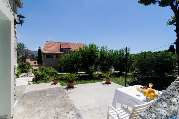Apartments & Rooms Tapera- Comfort One-Bedroom Apartment with Terrace and Garden View