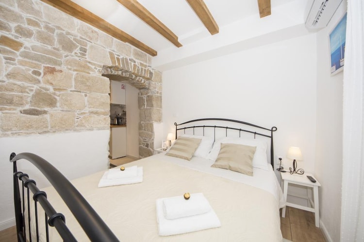 Apartments Stone Elegance (ST) - Studio Apartment (Rudula)-Woonkamer