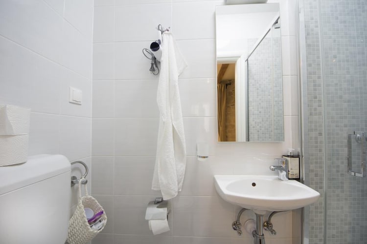 Apartments Stone Elegance (ST) - Double Room (Saskinja)-Badkamer