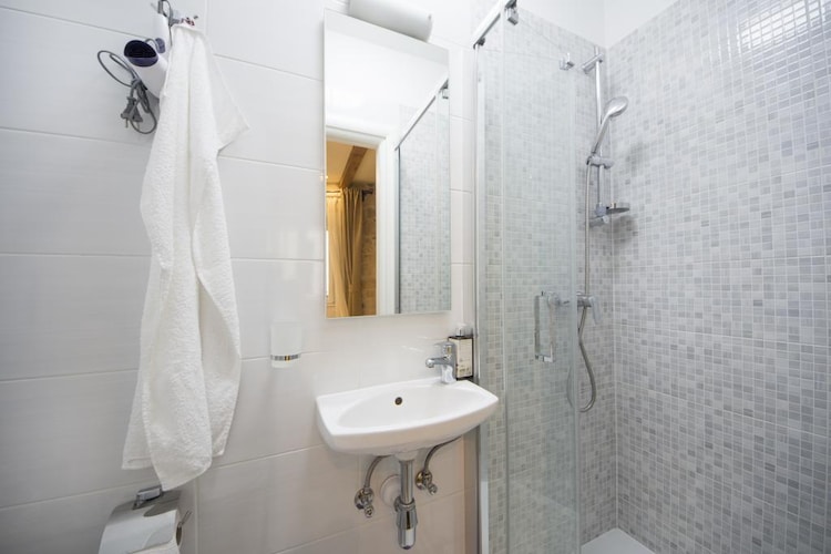 Apartments Stone Elegance (ST) - Double Room (Saskinja)-Badkamer