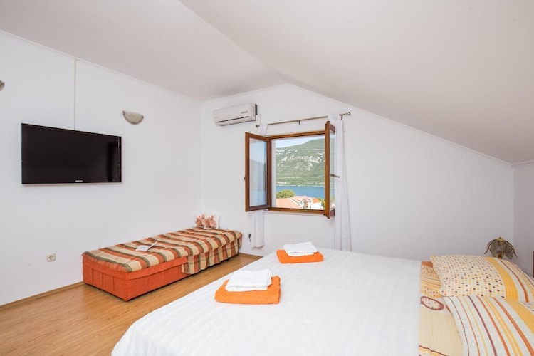 Apartments Memunić - Comfort One Bedroom Apartment with Balcony and Sea View (VELIKI)-Slaapkamer