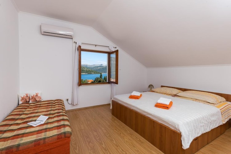 Apartments Memunić - Comfort One Bedroom Apartment with Balcony and Sea View (VELIKI)-Slaapkamer