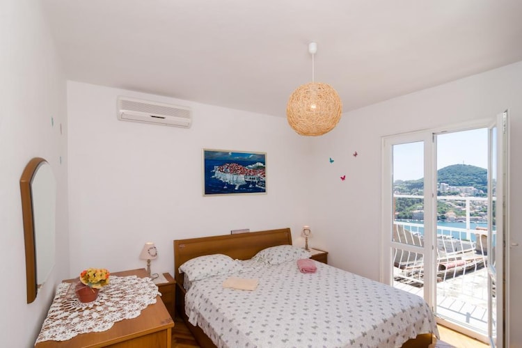Ivo Guest House-Double Room with External Private Bathroom and Sea View (R2)-Schlafzimmer