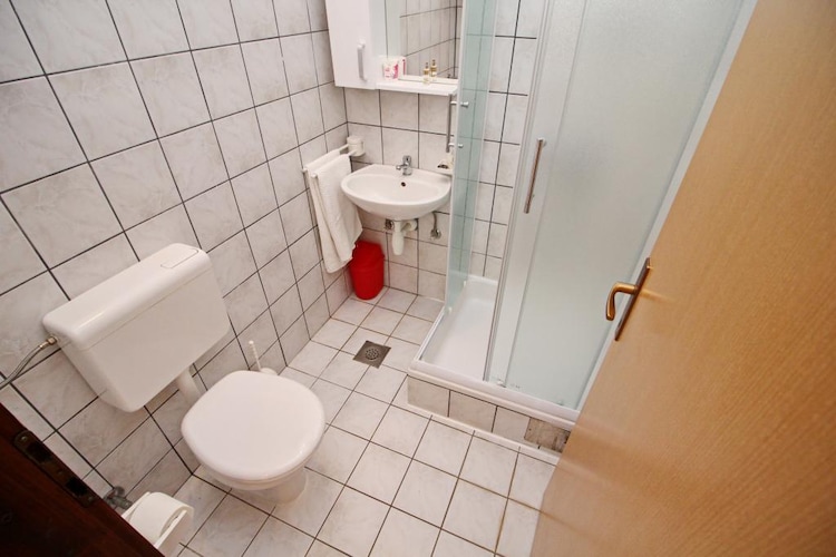 Apartments Neven - One Bedroom Apartment with Terrace and Garden View (A2)-Badkamer