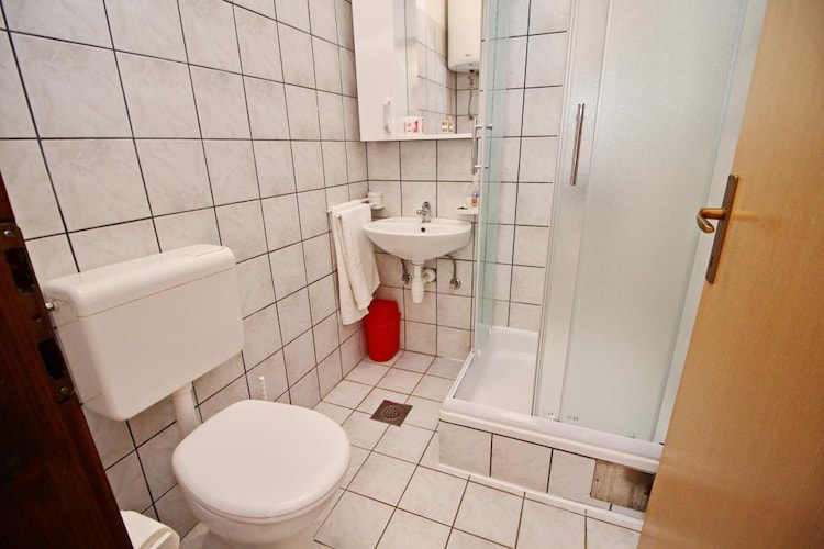 Apartments Neven - One Bedroom Apartment with Terrace and Garden View (A2)-Badkamer