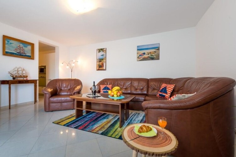 Feel Good Apartment - Two-Bedroom Apartment with Terrace and Garden View-Woonkamer