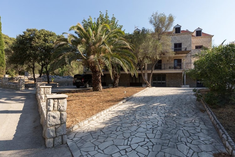 Rooms Villa Bašica - Basic Double Room with Forest View (Soba 1)