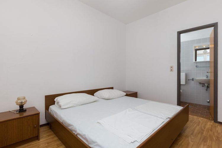 Rooms Villa Bašica - Basic Double Room with Forest View (Soba 1)
