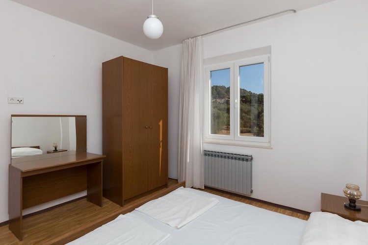 Rooms Villa Bašica - Basic Double Room with Forest View (Soba 1)-Slaapkamer