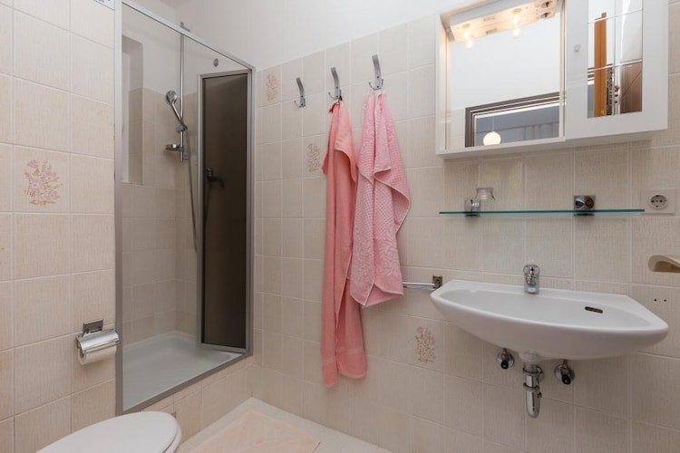 Rooms Villa Bašica - Premium Double Room with Balcony and Sea View (Soba 4)-Badkamer