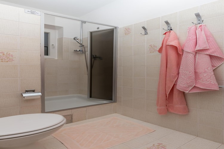 Rooms Villa Bašica - Premium Double Room with Balcony and Sea View (Soba 4)-Badkamer