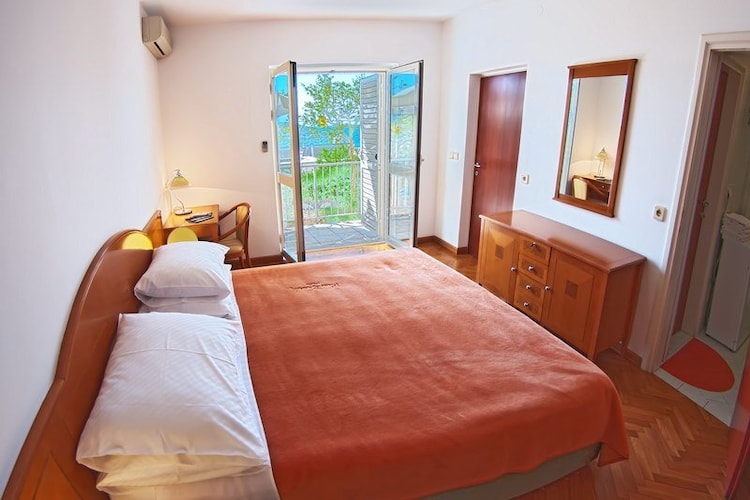 Apartments Sipa - Garden One Bedroom Apartment with Balcony and Partial Sea View (Apartman C)