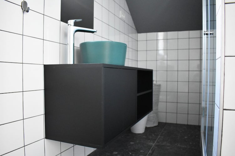 Apartment Viva - Three Bedroom Apartment with Balcony and Sea View-Badkamer
