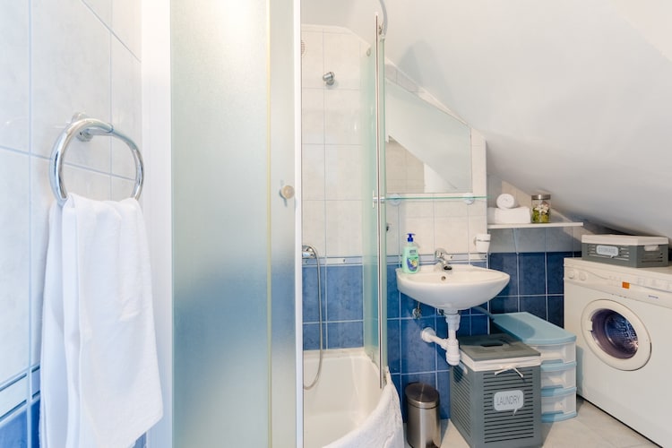 Apartment KLM - Two Bedroom Apartment-Badkamer