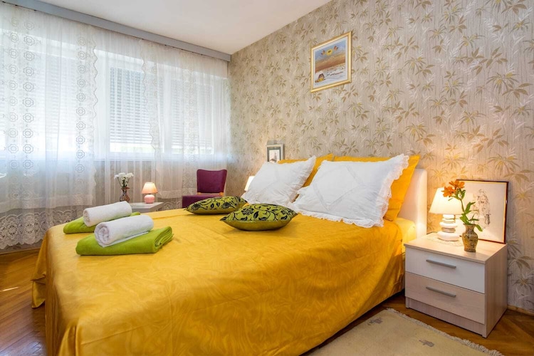 Luxury Split Center Apartment - Two Bedroom Apartment with Balcony-Slaapkamer