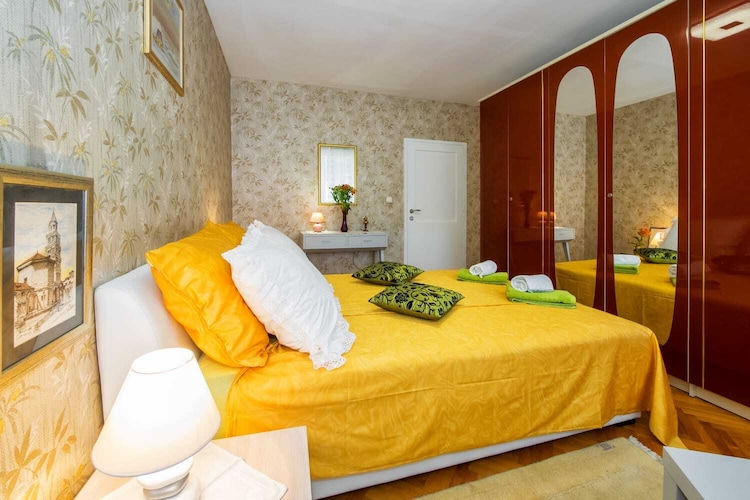 Luxury Split Center Apartment - Two Bedroom Apartment with Balcony-Slaapkamer