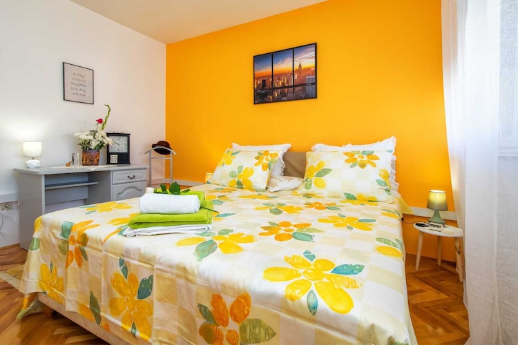 Luxury Split Center Apartment - Two Bedroom Apartment with Balcony-Slaapkamer
